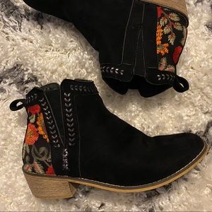 Tiara Los Angeles embroidered booties